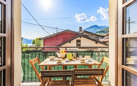 Beppe: Balcone, Portico, Vaso Di Fiori, Sedia, Mobili Da Esterno, Cucina & Sala Da Pranzo Tavolo, Pianta Della Casa, Tavolo Esterno, Color Legno, Eco Hotel
