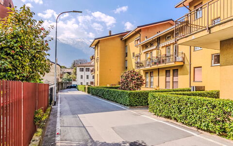 Casa di Edi: Costruzione, Zona Residenziale, Quartiere, Architettura, Facciata, Insediamento Umano, Urban Design, Appartamento, Sobborgo, Balcone