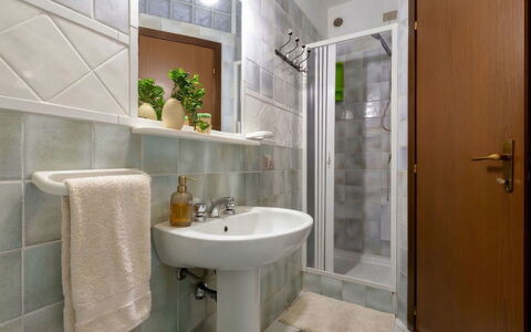 Rais 13: Pavimentazione, Idraulico Fixture, Interior Design, Bagno, Pavimento, Lavandino Del Bagno, Lavello, Rubinetto, Idraulico, Camera