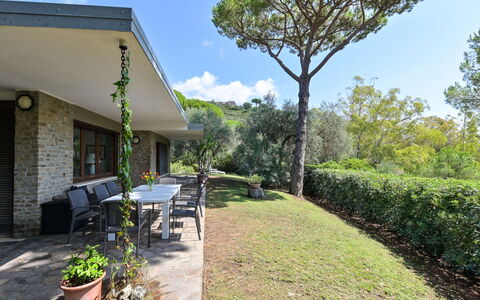 Villa Anna: Casa, Casa, Tetto, Villetta, Arbusto, Raccordo, Estate, Agriturismo, Giardino, Landscaping