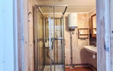 Lugnet: Pavimentazione, Legna, Pavimento, Interior Design, Soffitto, Camera, Camera Da Letto, Mobilia, Latifoglie, Letto