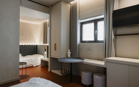 Deb&spa: Interior Design, Soffitto, Camera Da Letto, Letto, Telaio Del Letto, Bedding, Hotel, Lampada, Tenda, Lenzuolo