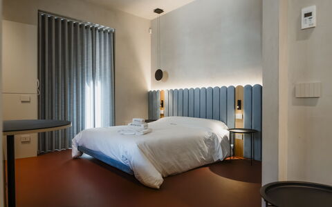 Deb&spa: Interior Design, Camera Da Letto, Letto, Telaio Del Letto, Lampada, Bedding, Lenzuolo, Lampada, Tenda, Biancheria