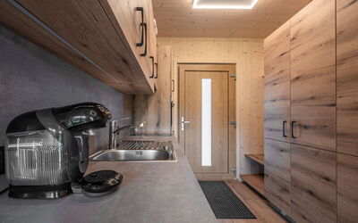 Appartement Erwin 649.3: Pavimentazione, Legna, Interior Design, Soffitto, Pavimento, Controsoffitto, Cucina, Mobilia, Illuminazione, Casa