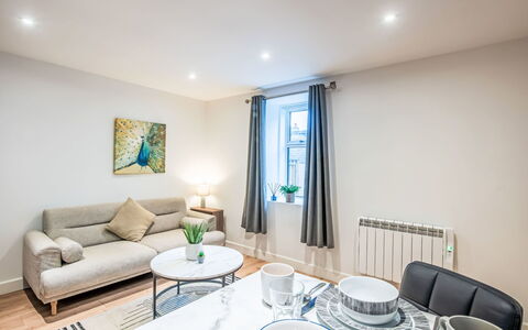 Fishertown Apartment: Mobilia, Interior Design, Pavimentazione, Parete, Pavimento, Legna, Camera, Soffitto, Appartamento, Illuminazione