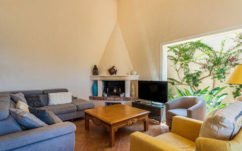 Manureva: Mobilia, Divano, Interior Design, Pavimentazione, Soffitto, Pavimento, Soggiorno, Camera, Sedia