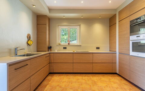 Manureva: Cabinetry, Pavimentazione, Cucina, Controsoffitto, Interior Design, Legna, Pavimento, Elettrodomestico Da Cucina, Mobilia, Credenza