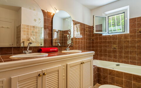 Manureva: Bagno, Idraulico Fixture, Interior Design, Pavimentazione, Lavandino Del Bagno, Lavello, Parete, Controsoffitto, Pavimento, Mobiletto Del Bagno