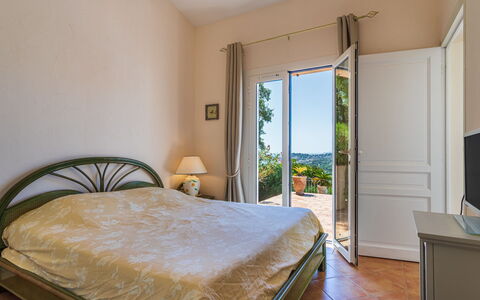 Manureva: Mobilia, Letto, Camera Da Letto, Interior Design, Lenzuolo, Bedding, Pavimentazione, Pavimento, Camera, Telaio Del Letto
