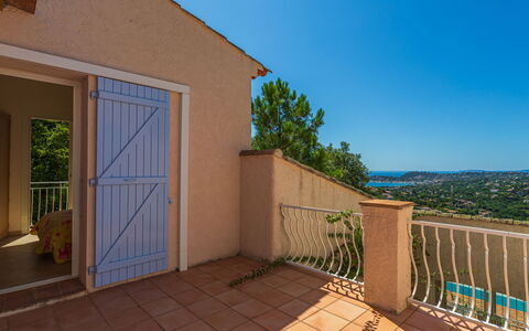 Manureva: Zona Residenziale, Casa, Appartamento, Balcone, Estate, Sobborgo, Villa
