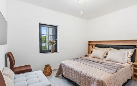 Luxury Retreat Resort: Mobilia, Letto, Interior Design, Camera Da Letto, Pavimentazione, Pavimento, Parete, Bedding, Camera, Legna