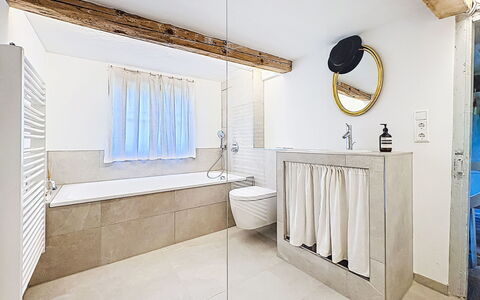 Winterberg: Pavimentazione, Parete, Interior Design, Pavimento, Idraulico Fixture, Bagno, Vasca Da Bagno, Idraulico, Soffitto, Piastrella