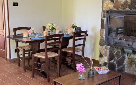 Dependance Egle: Mobilia, Pavimentazione, Tavolo, Interior Design, Legna, Sedia, Cucina & Sala Da Pranzo Tavolo, Pavimento, Sala Da Pranzo, Camera