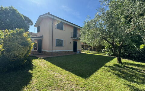 Dependance Egle: Casa, Casa, Zona Residenziale, Prato, Giardino, Estate, Villetta, Cortile, Backyard, Sobborgo