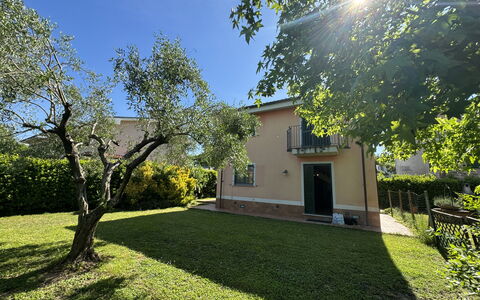 Dependance Egle: Casa, Giardino, Prato, Estate, Backyard, Cortile, Landscaping, Shade, Agriturismo, Hacienda