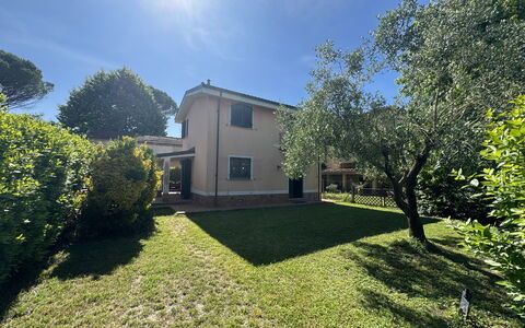 Dependance Egle: Arbusto, Casa, Giardino, Prato, Estate, Cortile, Landscaping, Backyard, Driveway, Hacienda