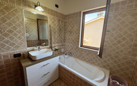 Dependance Egle: Idraulico Fixture, Pavimentazione, Parete, Interior Design, Bagno, Pavimento, Lavello, Mobiletto Del Bagno, Lavandino Del Bagno, Rubinetto
