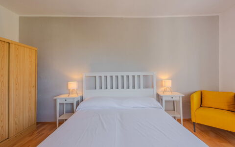 Maier: Letto, Mobilia, Interior Design, Camera Da Letto, Pavimento, Parete, Pavimentazione, Legna, Bedding, Soffitto