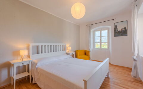 Maier: Letto, Camera Da Letto, Interior Design, Lenzuolo, Bedding, Mobilia, Pavimento, Soffitto, Pavimentazione, Camera