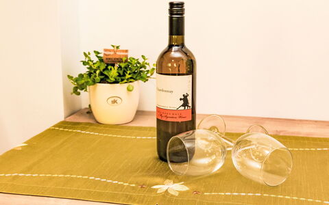 Längenfeld 290: Bottiglia, Tavola, Bicchieri, Bottiglia Di Vetro, Tavolo, Bottiglia Di Vino, Vino