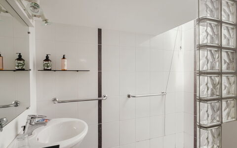 Men Gwenn: Interior Design, Idraulico Fixture, Pavimentazione, Idraulico, Bagno, Soffitto, Piastrella, Bicchiere, Design