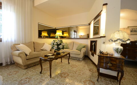 Casa Silvia: Mobilia, Interior Design, Divano, Pavimentazione, Pavimento, Soffitto, Soggiorno, Camera, Illuminazione, Casa