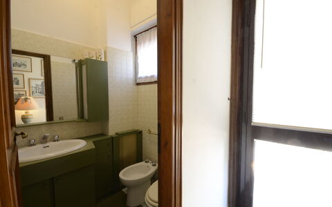 Casa Silvia: Lavandino Del Bagno, Parete, Idraulico Fixture, Lavello, Bagno, Pavimentazione, Pavimento, Toilet Seat, Interior Design, Rubinetto
