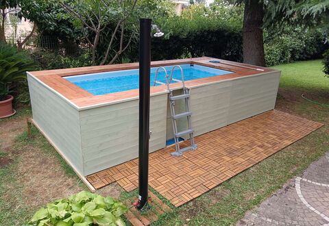 Casa Silvia: Legna, Pavimentazione, Piscina, Pavimento, Materiale Composito, Color Legno, Latifoglie, Giardino, Backyard, Shade