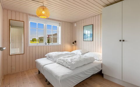 Hellevi - 900M from the Sea: Legna, Pavimento, Camera Da Letto, Latifoglie, Soffitto, Plank, Letto, Color Legno, Pavimento In Legno, Telaio Del Letto