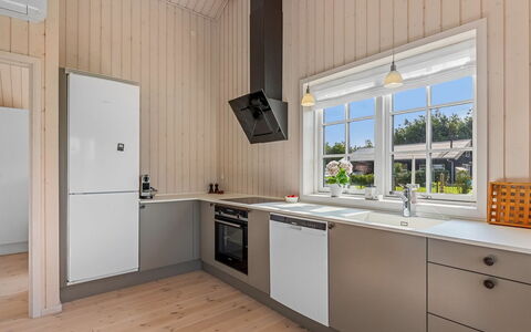 Hellevi - 900M from the Sea: Pavimentazione, Cucina, Legna, Pavimento, Interior Design, Elettrodomestico Da Cucina, Controsoffitto, Soffitto, Apparecchio Major, Cabinetry