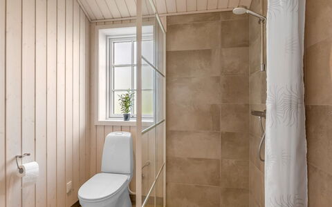 Hellevi - 900M from the Sea: Pavimentazione, Pavimento, Parete, Toilet Seat, Legna, Gabinetto, Idraulico Fixture, Bagno, Interior Design, Idraulico