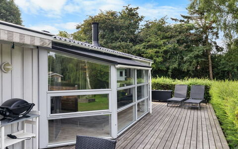 Tanita - 450M from the Sea: Casa, Tetto, Casa, Porta, Villetta, Shade, Giardino, Groundcover, Portico, Cortile