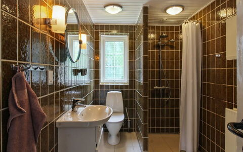 Henrieke - 10Km from the Sea: Bagno, Idraulico Fixture, Parete, Lavandino Del Bagno, Interior Design, Pavimentazione, Lavello, Pavimento, Soffitto, Rubinetto