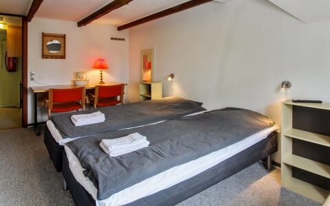 Henrieke - 10Km from the Sea: Camera Da Letto, Letto, Telaio Del Letto, Bedding, Lenzuolo, Biancheria, Cornice, Hotel, Lampada, Suite
