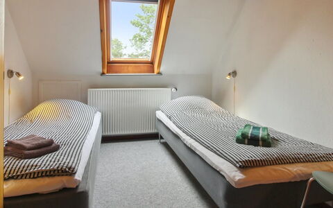 Henrieke - 10Km from the Sea: Camera Da Letto, Letto, Legna, Bedding, Lenzuolo, Interior Design, Pavimento, Telaio Del Letto, Pavimentazione, Mobilia