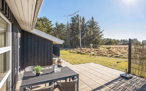 Sinikka - 900M from the Sea: Casa, Tetto, Casa, Porta, Villetta, Shade, Giardino, Groundcover, Portico, Cortile