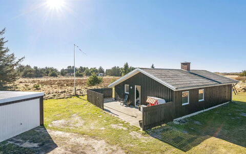 Sinikka - 900M from the Sea: Casa, Tetto, Casa, Porta, Villetta, Shade, Giardino, Groundcover, Portico, Cortile