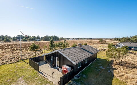 Sinikka - 900M from the Sea: Casa, Tetto, Casa, Porta, Villetta, Shade, Giardino, Groundcover, Portico, Cortile