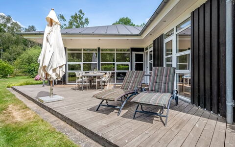 Jyrki - 100M from the Sea: Legna, Casa, Shade, Portico, Deck, Porta, Sedia, Latifoglie, Giardino, Estate