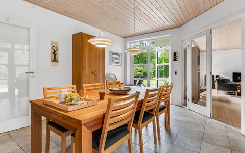 Jyrki - 100M from the Sea: Mobilia, Interior Design, Pavimentazione, Pavimento, Legna, Sala Da Pranzo, Soffitto, Tavolo, Sedia, Pavimento In Legno