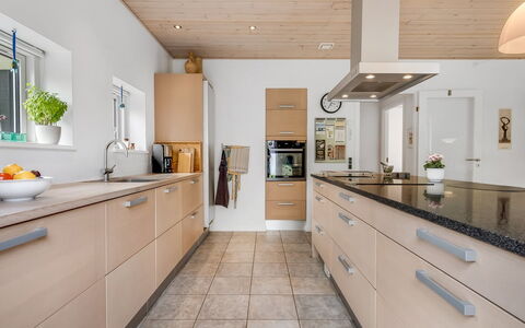 Jyrki - 100M from the Sea: Cucina, Controsoffitto, Cabinetry, Mobilia, Pavimentazione, Interior Design, Elettrodomestico Da Cucina, Legna, Pavimento, Lampada