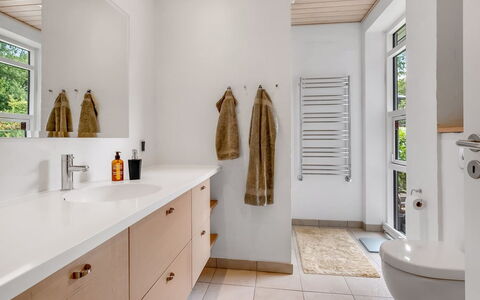 Jyrki - 100M from the Sea: Interior Design, Idraulico Fixture, Pavimentazione, Bagno, Pavimento, Mobiletto Del Bagno, Legna, Lavandino Del Bagno, Lavello, Soffitto
