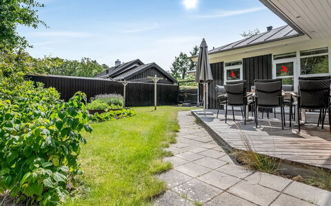 Jyrki - 100M from the Sea: Casa, Tetto, Casa, Zona Residenziale, Architettura, Arbusto, Giardino, Lotto, Villetta, Groundcover