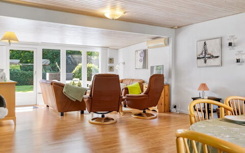 Sallie - 500M to the Fjord: Mobilia, Interior Design, Pavimentazione, Pavimento, Legna, Soffitto, Divano, Soggiorno, Pavimento In Legno, Sedia