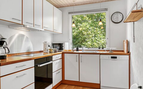 Sallie - 500M to the Fjord: Cucina, Elettrodomestico Da Cucina, Controsoffitto, Legna, Interior Design, Pavimentazione, Apparecchio Major, Cabinetry, Mobilia, Lavandino Della Cucina