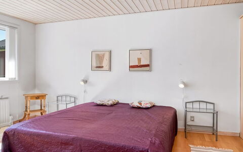 Sallie - 500M to the Fjord: Interior Design, Pavimentazione, Pavimento, Letto, Camera Da Letto, Mobilia, Legna, Soffitto, Pavimento In Legno, Camera