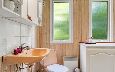 Sallie - 500M to the Fjord: Idraulico Fixture, Bagno, Legna, Pavimentazione, Interior Design, Lavello, Pavimento, Lavandino Del Bagno, Rubinetto, Idraulico