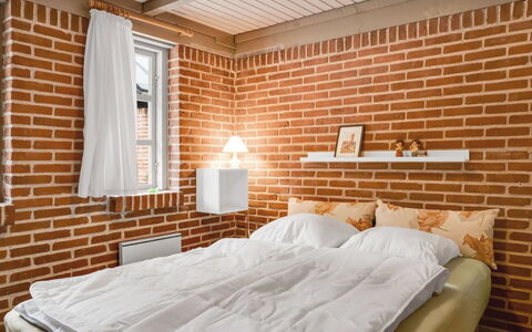 Hilaria - 2.1Km from the Sea: Letto, Camera Da Letto, Parete, Bedding, Lenzuolo, Interior Design, Brick, Telaio Del Letto, Mobilia, Biancheria