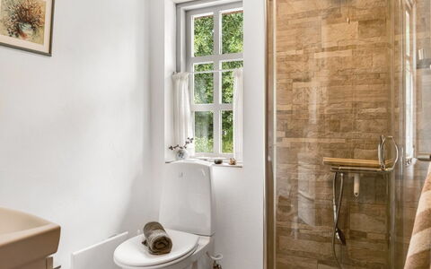 Hilaria - 2.1Km from the Sea: Toilet Seat, Bagno, Gabinetto, Idraulico Fixture, Pavimentazione, Pavimento, Interior Design, Lavello, Lavandino Del Bagno, Rubinetto
