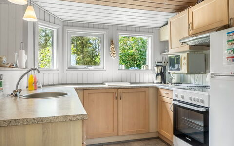 Saila - 1.2Km from the Sea: Cucina, Controsoffitto, Elettrodomestico Da Cucina, Interior Design, Pavimentazione, Legna, Apparecchio Major, Cabinetry, Soffitto, Idraulico Fixture